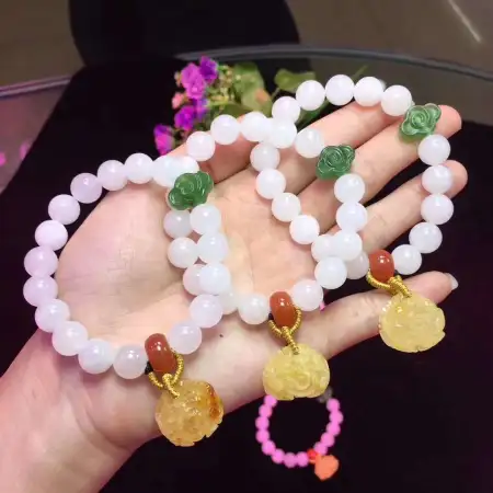 A single-ring bracelet made of Hetian white jade with beeswax A single-ring bracelet made of Hetian white jade with beeswax